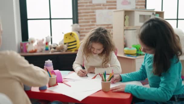 Group Kids Preschool Students Sitting Table Drawing Paper Kindergarten — Stockvideo