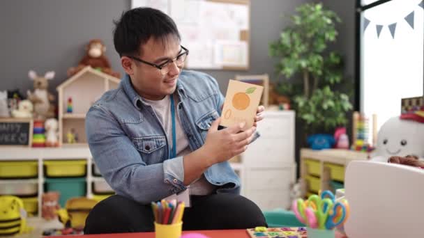 Junge Chinesische Mann Vorschullehrerin Mit Vokabelunterricht Kindergarten — Stockvideo