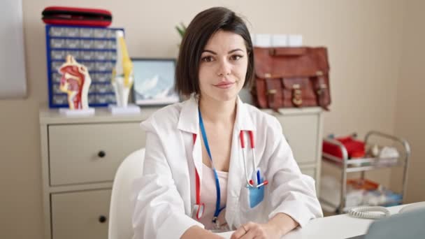 Ung Kaukasisk Kvinna Läkare Ler Gör Hjärtgest Med Händerna Kliniken — Stockvideo