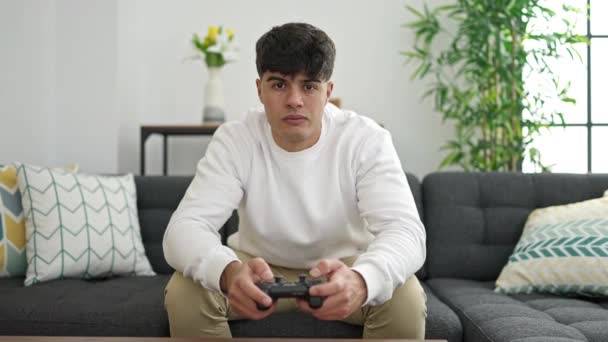 Jovem Hispânico Jogando Videogame Estressado Casa — Vídeo de Stock