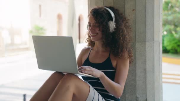 Молода Красива Іспаномовна Жінка Розтягує Руки Допомогою Ноутбука Вулиці — стокове відео