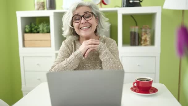 Mulher Meia Idade Com Cabelos Grisalhos Tendo Videochamada Sentada Mesa — Vídeo de Stock