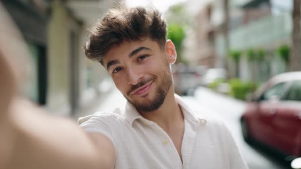 Ung Arabisk Man Ler Säker Gör Selfie Vid Kameran Gatan — Stockvideo