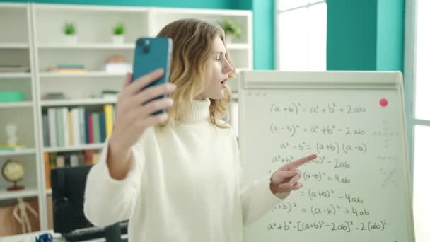 Молода Блондинка Вчителька Має Відеодзвінок Пояснює Вправи Математики Університетському Класі — стокове відео