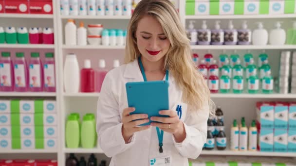 年轻美丽的惊慌失措的女药剂师用触摸板在药店工作 — 图库视频影像