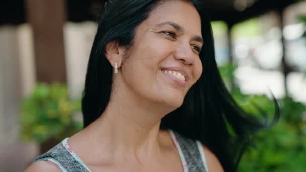 Mujer Hispana Mediana Edad Sonriendo Confiada Mirando Lado Calle — Vídeo de stock