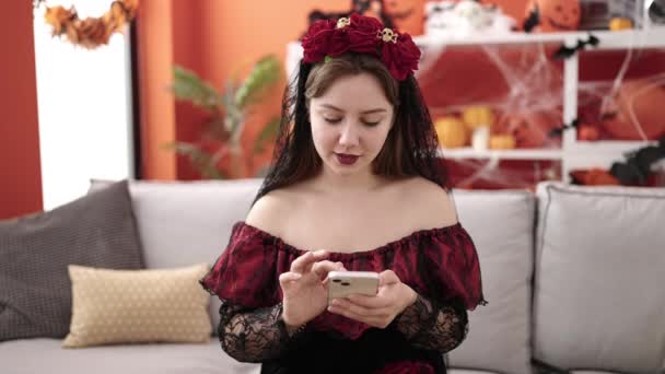 Giovane Donna Bionda Che Indossa Costume Katrina Utilizzando Smartphone Casa — Video Stock