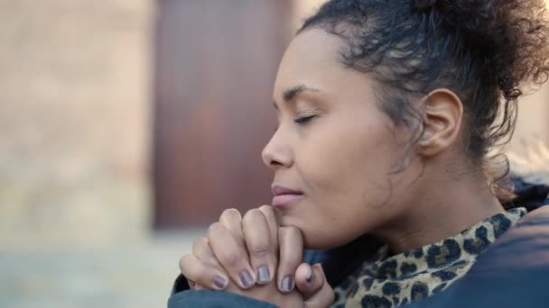 African American Woman Praying Closed Eyes Street — Stock video