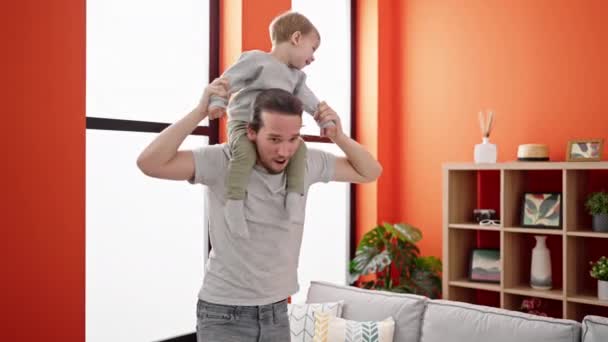 Padre Figlio Sorridono Sicuri Ballare Insieme Casa — Video Stock