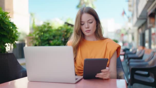 Mujer Joven Usando Portátil Touchpad Sentado Mesa Terraza Cafetería — Vídeos de Stock