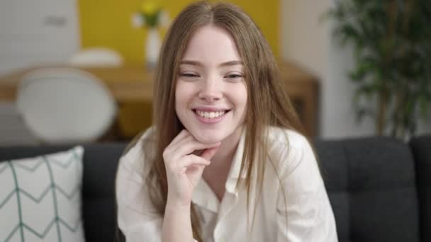 Jeune Femme Blonde Souriante Confiante Assise Sur Canapé Maison — Video