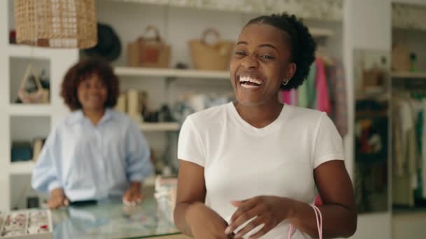 African American Γυναικών Κατάστημα Βοηθός Και Πελάτης Κρατώντας Τσάντα Ψώνια — Αρχείο Βίντεο