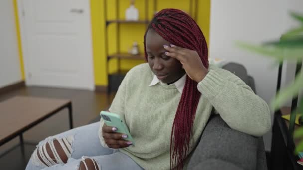 Afrikaanse Vrouw Met Gevlochten Haar Met Behulp Van Smartphone Met — Stockvideo