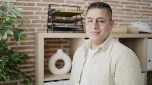 Junger Hispanischer Geschäftsmann Steht Büro — Stockvideo