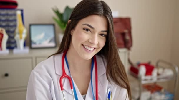 Young Beautiful Hispanic Woman Doctor Smiling Confident Sitting Table Clinic — Vídeo de stock