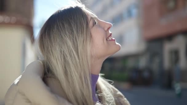Jeune Femme Blonde Souriante Confiante Debout Dans Rue — Video