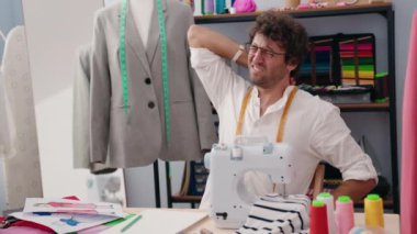 Genç İspanyol terzi elbise fabrikasında dikiş makinesi kullanırken strese girdi.