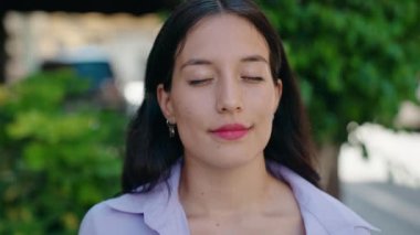 Sokakta kendine güvenen güzel İspanyol bir kadın.