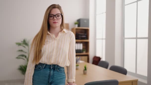 Ung Blond Kvinna Företagare Står Med Armarna Korsade Gest Kontoret — Stockvideo