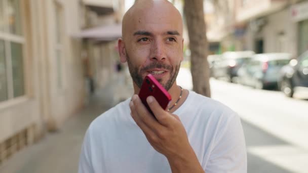 Pria Botak Muda Tersenyum Percaya Diri Berbicara Smartphone Jalan — Stok Video