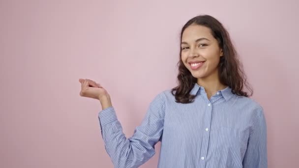 Wanita Muda Hispanik Tersenyum Percaya Diri Menunjuk Sisi Atas Latar — Stok Video