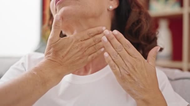 Hispanische Frau Mittleren Alters Bei Hautpflege Hals Die Hause Auf — Stockvideo