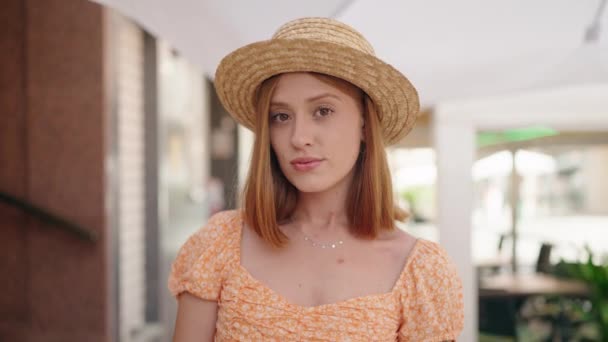 Joven Pelirroja Turista Sonriendo Confiado Usando Sombrero Verano Calle — Vídeos de Stock