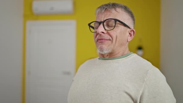 Orta Yaşlı Kır Saçlı Nefes Alan Gözleri Kapalı Bir Adam — Stok video