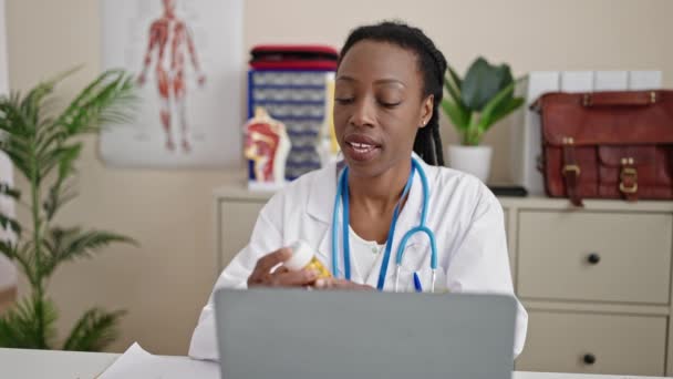 Αφροαμερικανή Γιατρός Συνταγογραφεί Χάπια Γράφοντας Στο Έγγραφο Στην Κλινική — Αρχείο Βίντεο
