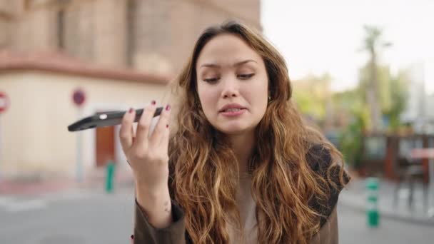 Mujer Hispana Joven Sonriendo Confiada Hablando Teléfono Inteligente Calle — Vídeo de stock