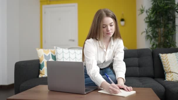 Mujer Rubia Joven Usando Escritura Del Ordenador Portátil Cuaderno Casa — Vídeos de Stock