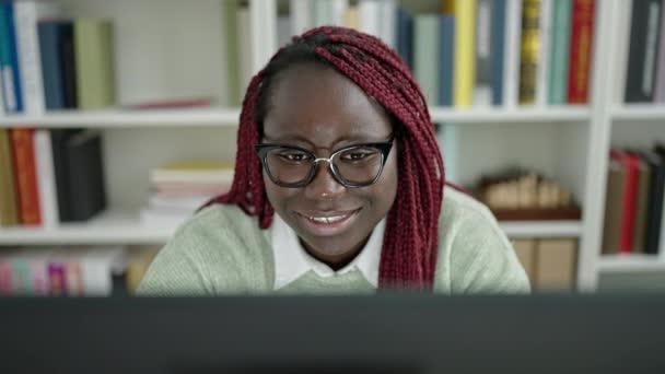 Mujer Africana Con Estudiante Pelo Trenzado Usando Computadora Celebrando Biblioteca — Vídeos de Stock