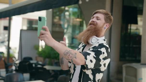 Młody Rudzielec Uśmiecha Się Pewnie Robiąc Selfie Przez Smartfona Tarasie — Wideo stockowe
