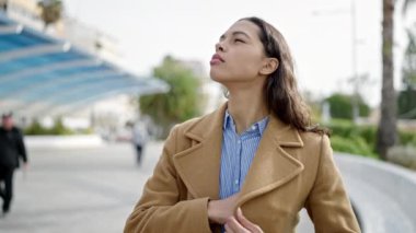 Genç, güzel, İspanyol bir kadın parkta kayıp cüzdanı arıyor.