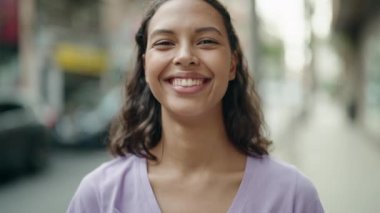 Genç Afrikalı Amerikalı kadın gülümsüyor. Kendine güveni tam.