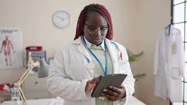 Mulher Africana Com Médico Cabelo Trançado Usando Touchpad Clínica — Vídeo de Stock