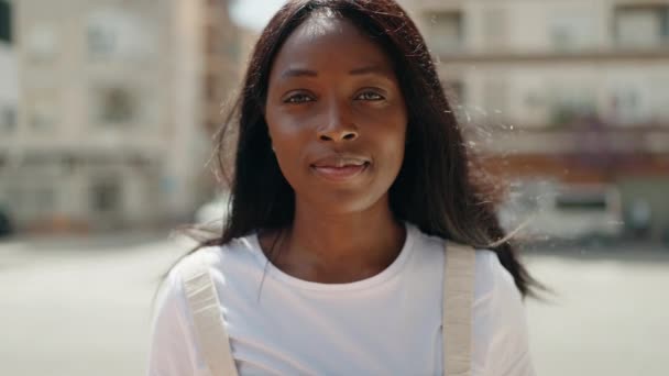 Jeune Femme Afro Américaine Souriante Écoute Musique Dans Rue — Video