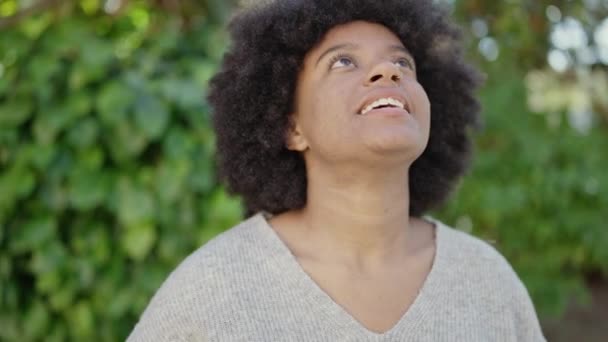 Африканська Американка Усміхається Впевнено Дихає Відкривши Руки Парку — стокове відео