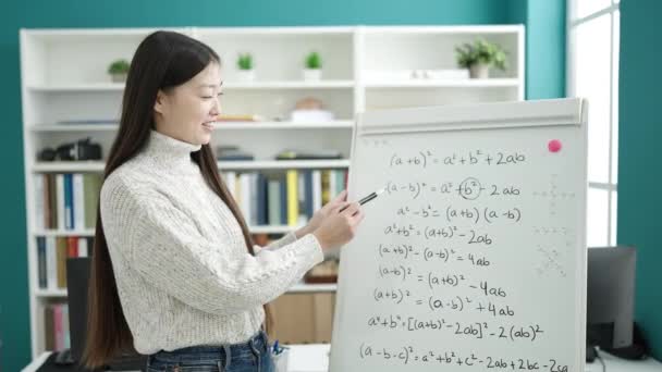 Young Chinese Woman Student Smiling Confident Explaining Maths Exercise Library — Vídeo de stock