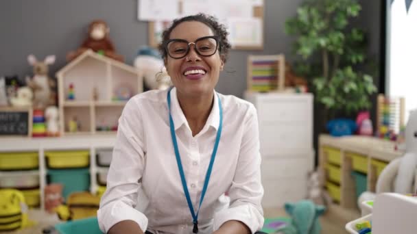 Afrykańska Amerykańska Nauczycielka Uśmiecha Się Pewnie Mówiąc Przedszkolu — Wideo stockowe