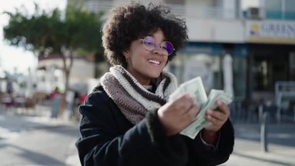Jeune Femme Afro Américaine Souriante Confiante Comptant Des Dollars Dans — Video