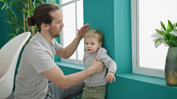 ダイニングルームで壁に子供を測定父と息子 — ストック動画
