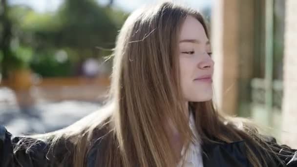 Young Blonde Woman Smiling Confident Combing Hair Hands Street — Vídeo de stock