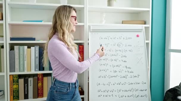 Młoda Blondynka Nauczycielka Uczy Matematyki Klasie — Wideo stockowe