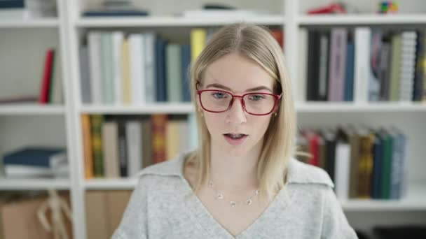 Ung Blond Kvinna Mycket Upprörd Tittar Datorn Biblioteket Universitet — Stockvideo