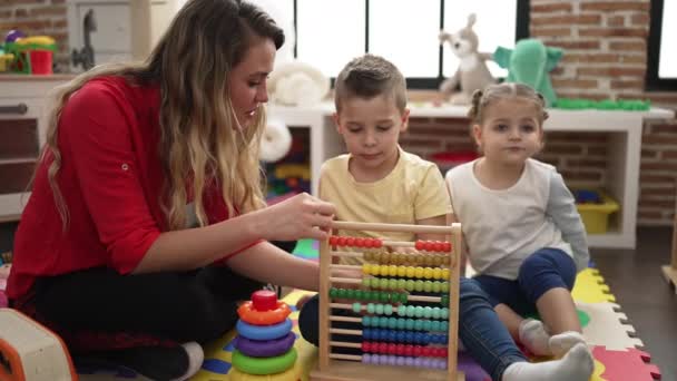Δάσκαλος Αγόρι Και Κορίτσι Μαθαίνουν Μαθηματικά Άβακα Κάθεται Στο Πάτωμα — Αρχείο Βίντεο