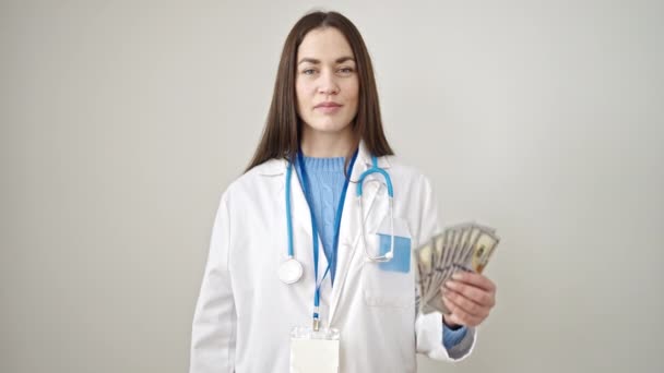 年轻的高加索女医生面带微笑 自信地把钱放在孤立的白色背景上 — 图库视频影像