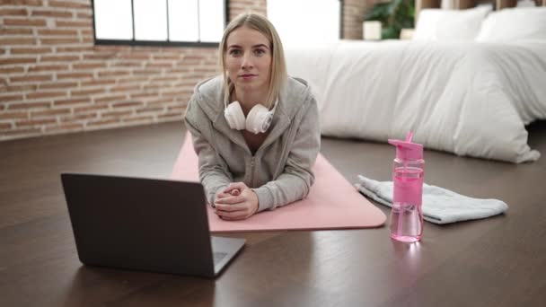 Young Blonde Woman Working Out Looking Video Laptop Bedroom — Stok video