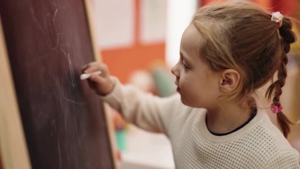 Liebenswertes Blondes Vorschulmädchen Schreibt Schultafel Kindergarten — Stockvideo