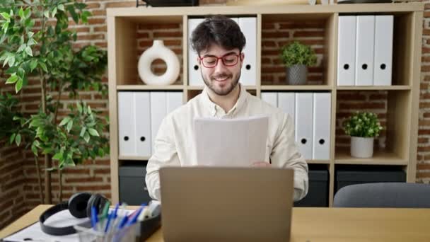 Νέοι Ισπανοί Εργαζόμενοι Επιχειρηματίες Χαμογελώντας Αυτοπεποίθηση Ρίχνουν Έγγραφα Στο Γραφείο — Αρχείο Βίντεο